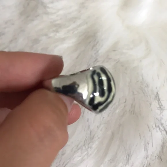 Zebra Ring - Picture 2 of 4